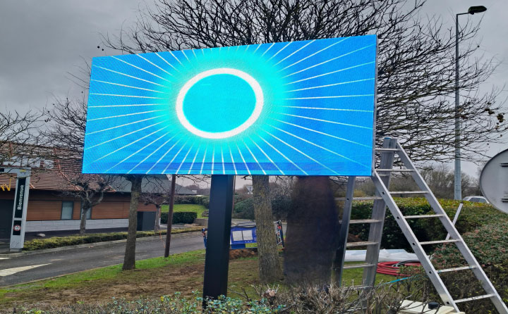 Publicidad LED en letreros de calle (Francia)