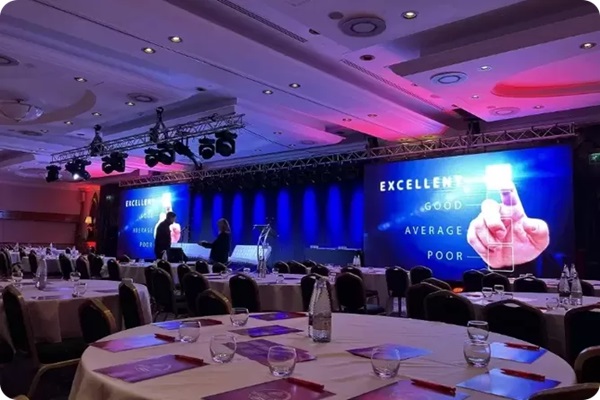 Carteleras LED vs Carteleras tradicionales